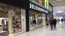 835910 Gezicht op de etalage van het warenhuis Hudson's Bay aan de Zuidpassage in Winkelcentrum Hoog Catharijne te Utrecht